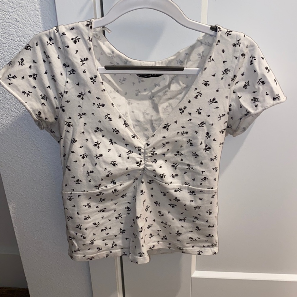 BRANDY MELVILLE FLOWER TOP